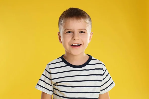 Πορτρέτο Του Ευτυχισμένου Μικρού Αγοριού Κίτρινο Φόντο — Φωτογραφία Αρχείου