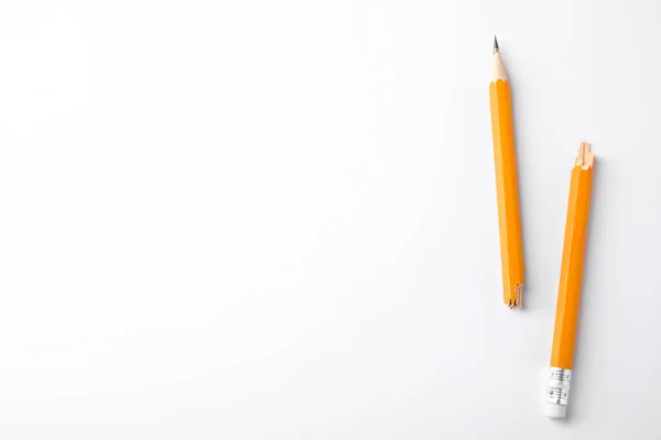 白い背景に壊れた黒鉛鉛筆 トップビュー テキストのスペース — ストック写真