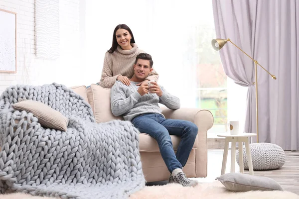 Un couple heureux passe du temps ensemble à la maison. Vacances d'hiver — Photo