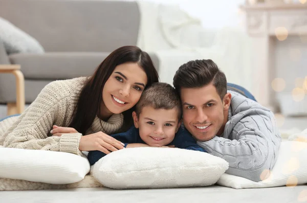 Gelukkige familie met kleine zoon die samen tijd doorbrengt thuis. Win! — Stockfoto