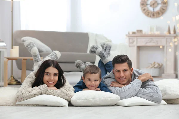 Gelukkige familie met kleine zoon die samen tijd doorbrengt thuis. Win! — Stockfoto