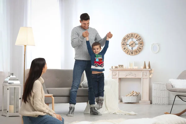 Ευτυχισμένη οικογένεια με τον μικρό γιο να διασκεδάζει στο σπίτι. Χειμερινές διακοπές — Φωτογραφία Αρχείου