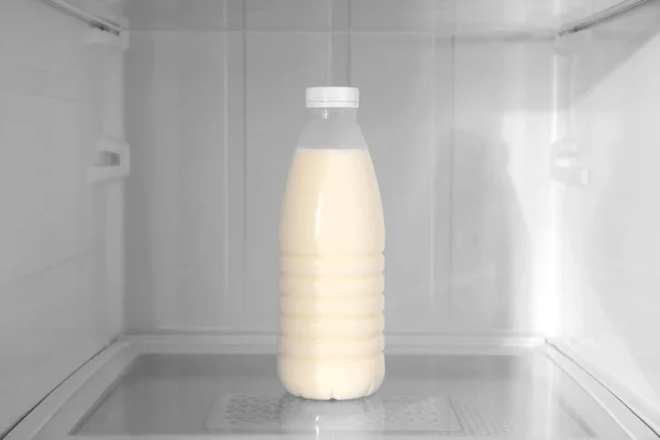 Flasche Milch Regal Modernen Kühlschrank — Stockfoto