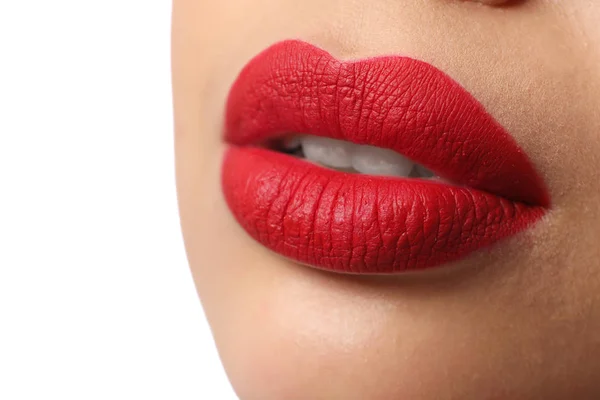 Vrouw met rode lippenstift op witte achtergrond, close-up — Stockfoto