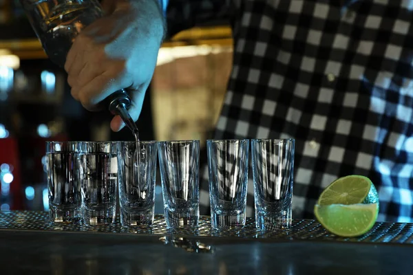 Bartender Derramando Tequila Mexicana Copos Tiro Balcão Bar Close — Fotografia de Stock