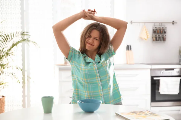 Schläfrige junge Frau dehnt sich morgens zu Hause — Stockfoto