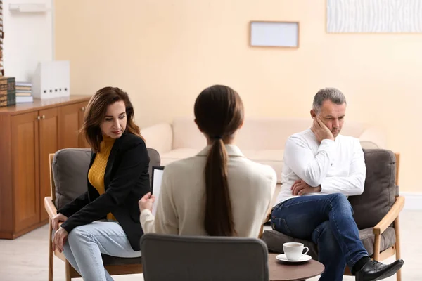 Psychotherapeut werkt met een stel in functie. Gezinsraad — Stockfoto