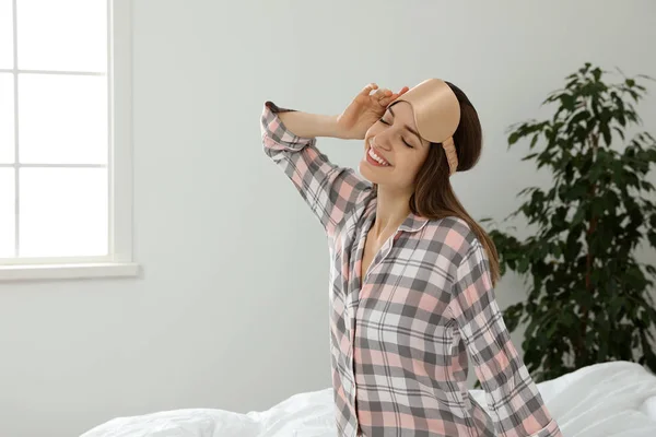 Mooie vrouw met pyjama en slaapmasker binnen. Bedtijd — Stockfoto