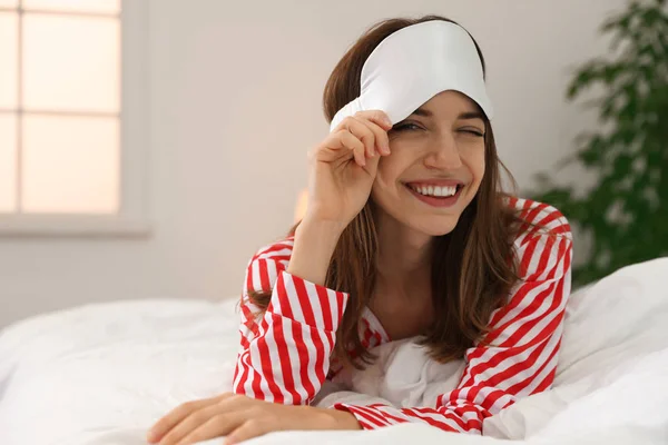 Mooie vrouw met pyjama en slaapmasker binnen. Bedtijd — Stockfoto