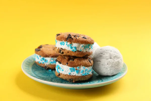 Sweet Delicious Ice Cream Cookie Sandwiches Yellow Background — Stock Photo, Image