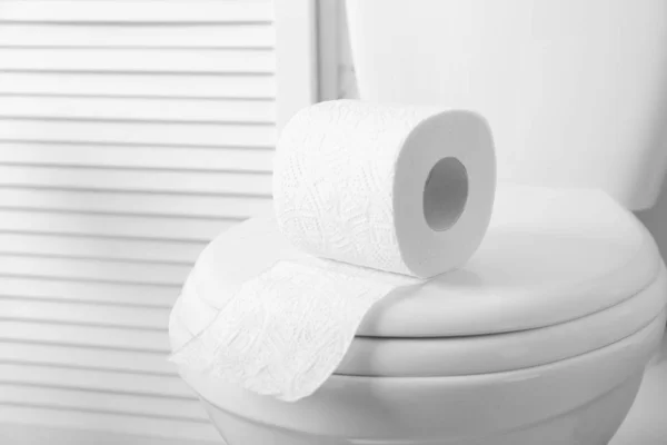 Tuvaletteki Yeni Kağıt Rulo — Stok fotoğraf