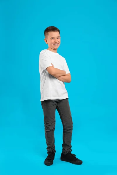 Pełna długość portret nastolatka chłopiec na jasnoniebieskim tle — Zdjęcie stockowe