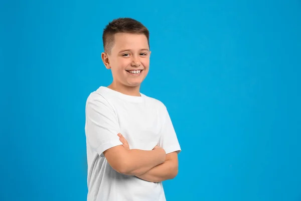 Retrato de menino pré-adolescente no fundo azul claro, espaço para texto — Fotografia de Stock