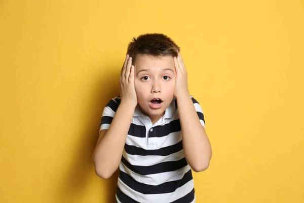 Retrato de niño preadolescente emocional sobre fondo amarillo —  Fotos de Stock