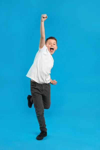 Ritratto completo di ragazzo preadolescente emotivo su sfondo blu — Foto Stock