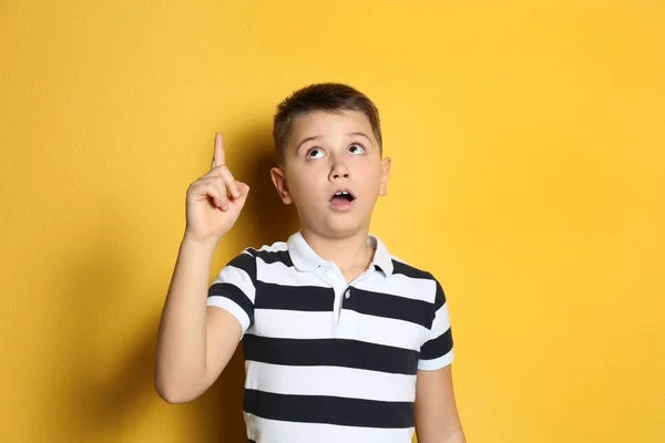 Portret van emotionele tiener jongen op gele achtergrond — Stockfoto