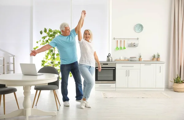 Gelukkig Volwassen Paar Dansen Samen Keuken — Stockfoto
