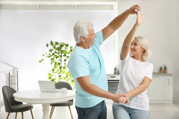 Feliz Pareja Madura Bailando Juntos Cocina — Foto de Stock