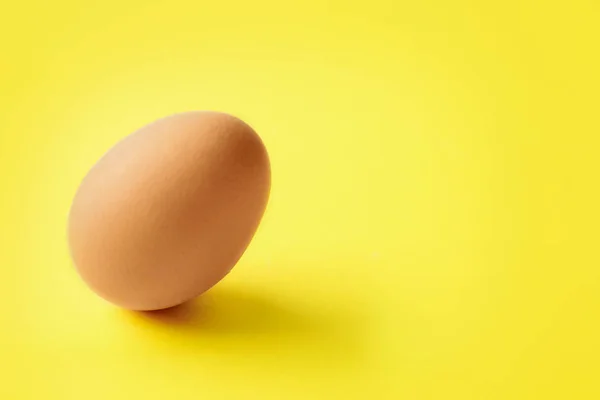 Telur Ayam Mentah Dengan Latar Belakang Kuning Ruang Untuk Teks — Stok Foto