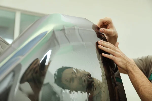 Worker Tinting Car Window Foil Workshop Closeup — Stock Photo, Image