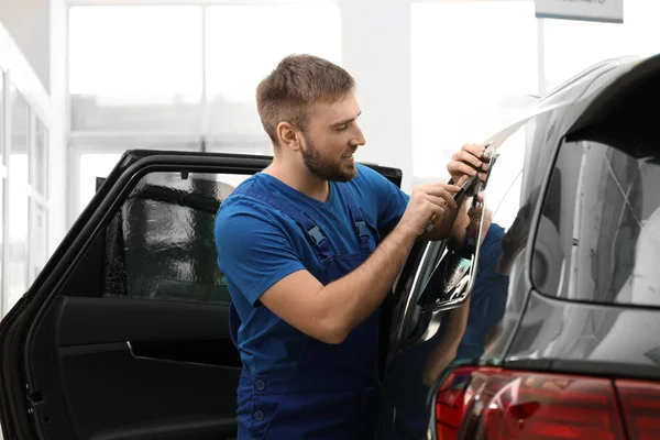 Obrero Teñido Ventana Del Coche Con Papel Aluminio Taller — Foto de Stock