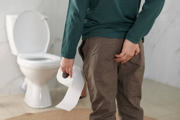 Niño Con Papel Higiénico Que Sufre Hemorroides Sala Descanso Primer —  Fotos de Stock