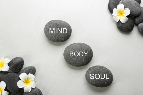 Stones Words Mind Body Soul Flowers Light Background Flat Lay — Stock Photo, Image