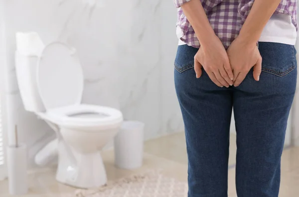 Tuvalette Hemoroitten Muzdarip Bir Kadın Yakın Plan — Stok fotoğraf