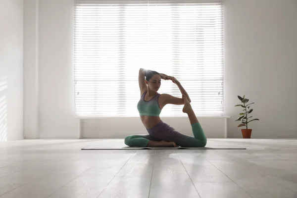 Donna Che Pratica Asana Sirena Studio Yoga Eka Pada Rajakapotasana — Foto Stock