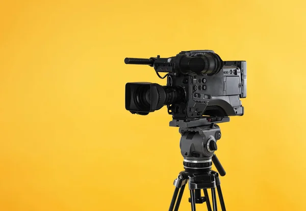 Moderne Professionele Videocamera Gele Achtergrond — Stockfoto