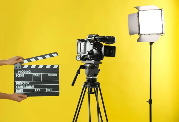 Donna Con Clapperboard Vicino Alla Videocamera Studio Primo Piano — Foto Stock