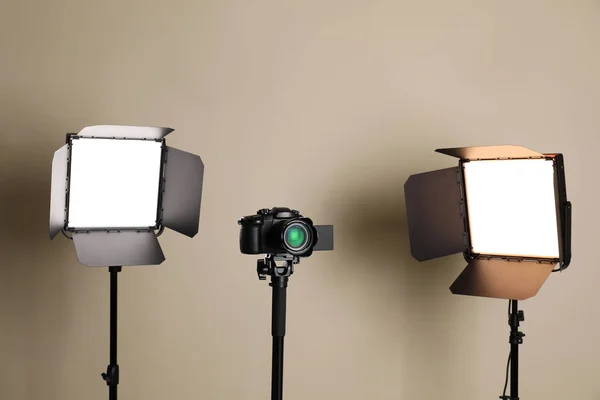 Videocamera Professionale Apparecchi Illuminazione Sfondo Beige — Foto Stock