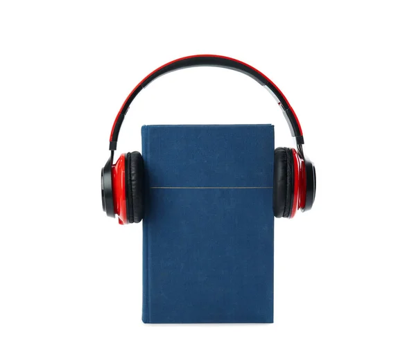 Livro e fones de ouvido modernos isolados em branco — Fotografia de Stock