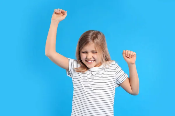 Niña Excitada Sobre Fondo Azul Claro —  Fotos de Stock