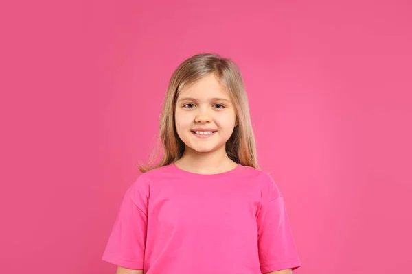 Χαριτωμένο Κοριτσάκι Φορώντας Casual Ντύσιμο Ροζ Φόντο — Φωτογραφία Αρχείου