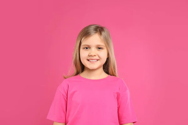 Menina Bonito Vestindo Roupas Casuais Fundo Rosa — Fotografia de Stock