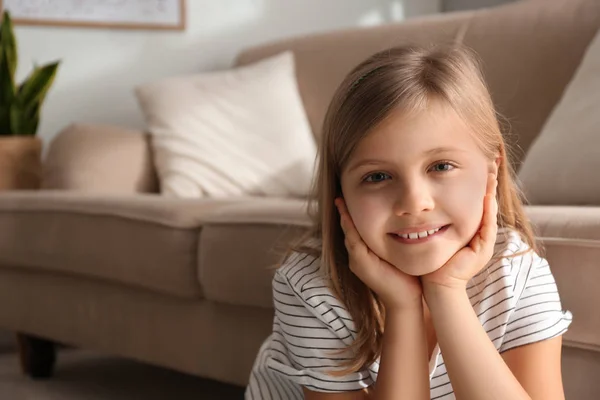 Χαριτωμένο Κοριτσάκι Κοντά Στον Καναπέ Στο Σπίτι Χώρος Για Κείμενο — Φωτογραφία Αρχείου