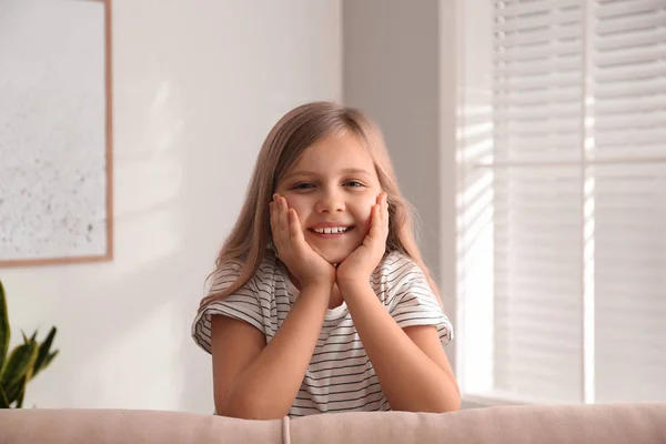 Carino Bambina Sul Divano Casa — Foto Stock