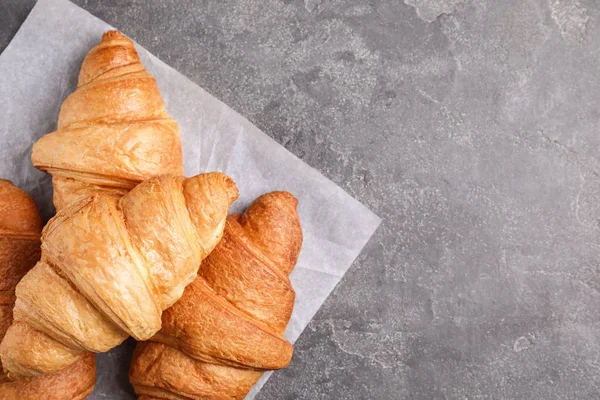 Ízletes Friss Croissant Szürke Asztalon Lapos Tojással Szöveg Helye — Stock Fotó