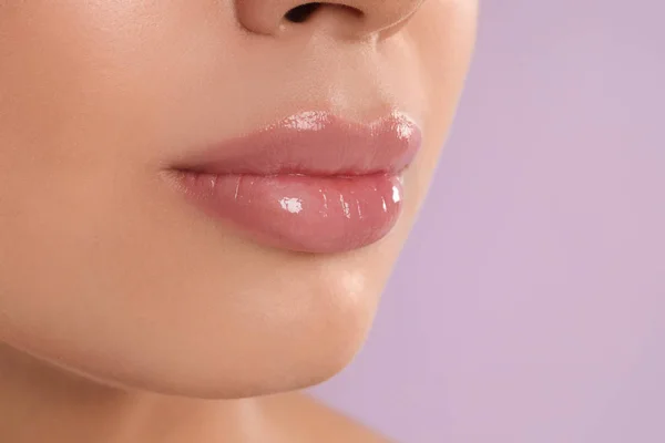 Junge Frau Mit Schönen Vollen Lippen Auf Fliederfarbenem Hintergrund Nahaufnahme — Stockfoto