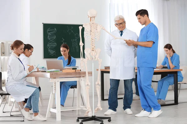 Medische Studenten Professor Die Anatomie Van Het Menselijk Skelet Bestuderen — Stockfoto