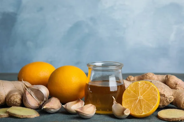 Verse Knoflook Andere Natuurlijke Koudemiddelen Lichtblauwe Houten Tafel Ruimte Voor — Stockfoto