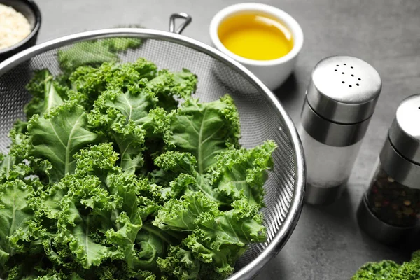 Kålblad Bordet Närbild Förbereda Grönkålschips — Stockfoto