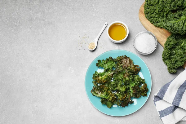 Smakrika Bakade Grönkålschips Ljusgrått Bord Platt Ligg Plats För Text — Stockfoto