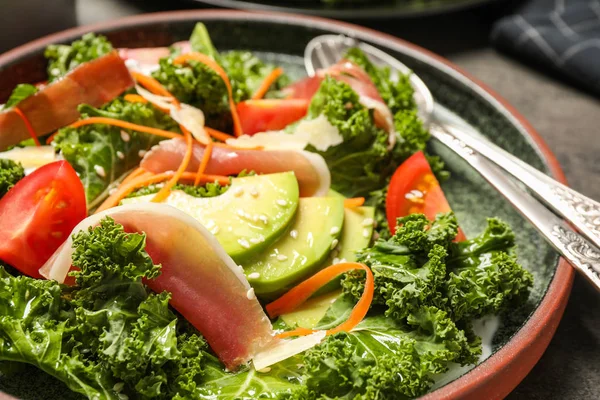 Köstlicher Grünkohlsalat Mit Prosciutto Auf Dem Tisch Nahaufnahme — Stockfoto