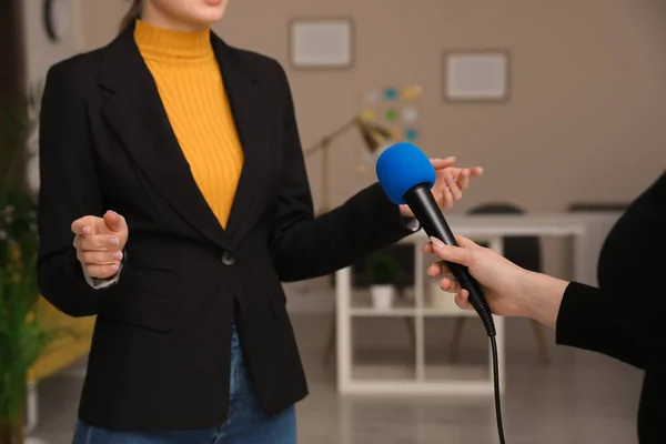 Professionell Journalist Intervjua Ung Kvinna Rummet Närbild — Stockfoto