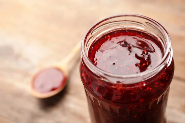 Homemade delicious raspberry jam on table, closeup — Stock Photo, Image