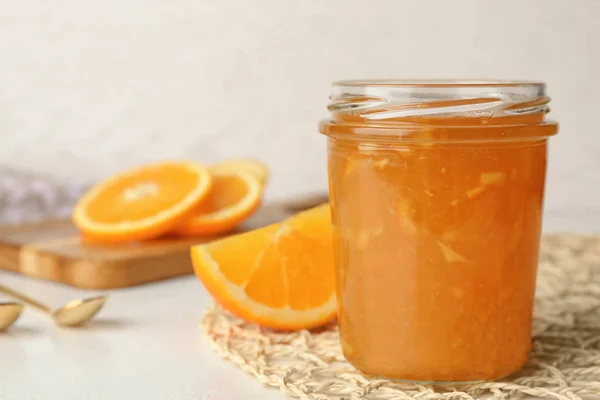 Σπιτική νόστιμη μαρμελάδα πορτοκάλι σε ελαφρύ τραπέζι. Χώρος για κείμενο — Φωτογραφία Αρχείου
