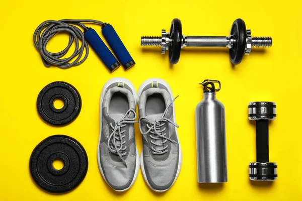 Gym equipment on yellow background, flat lay — Stock Photo, Image