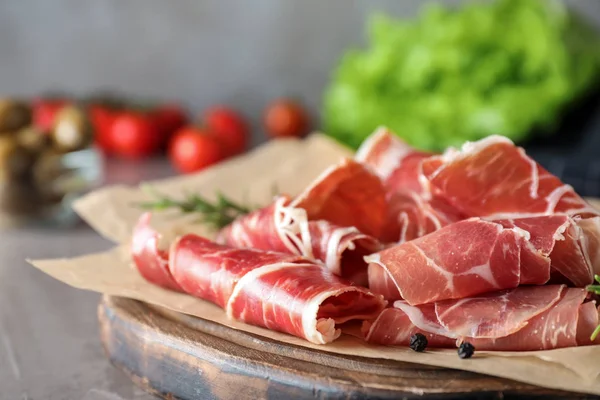 Fatias Prosciutto Saboroso Mesa Cinza Close — Fotografia de Stock